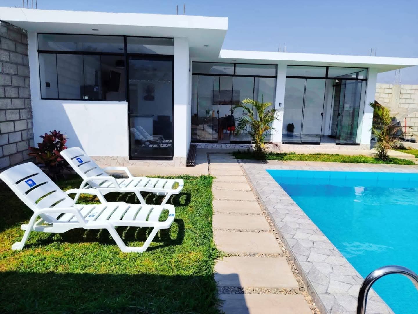 Casa de campo con piscina en Trujillo