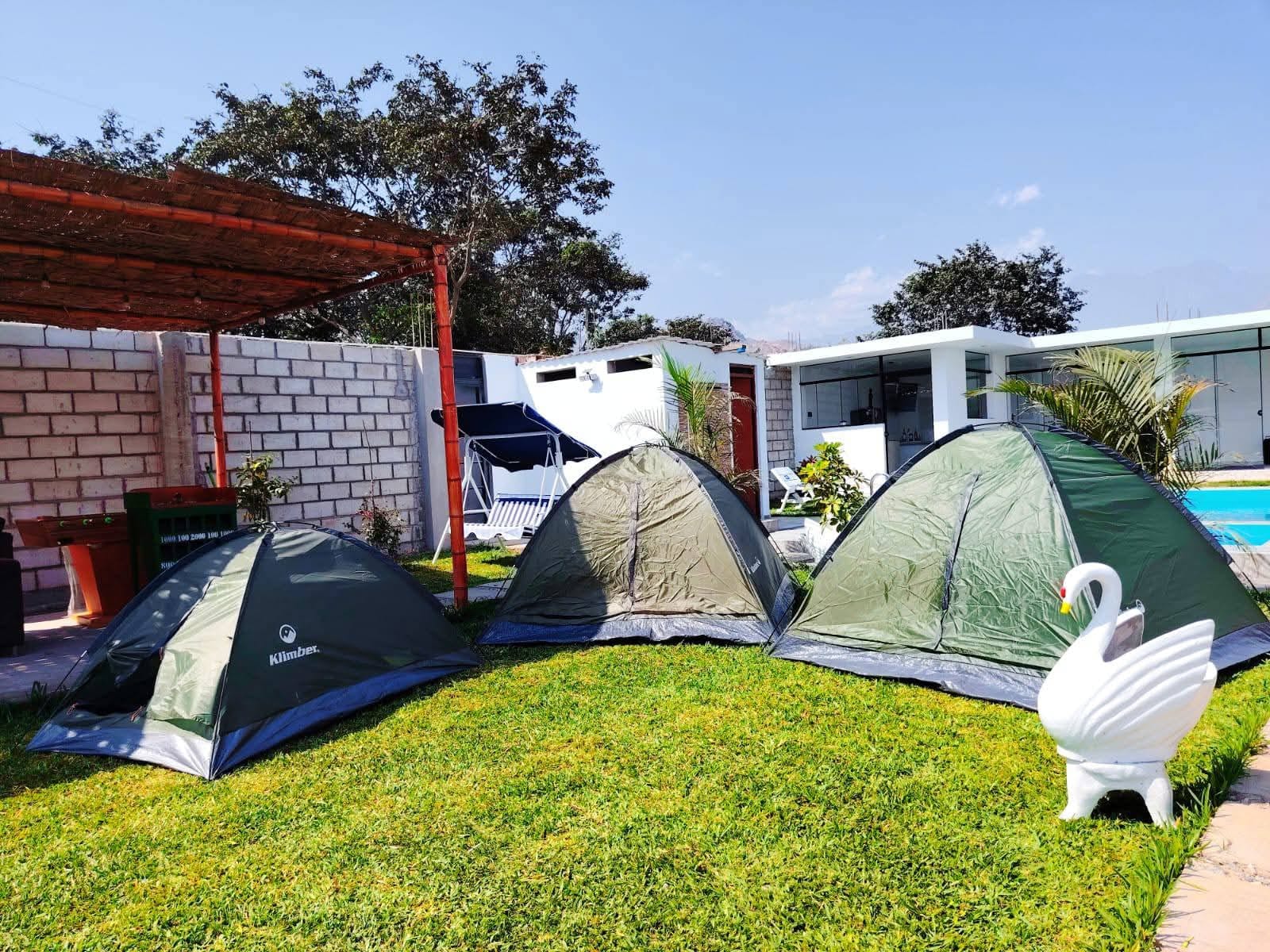 Zona de camping con carpas