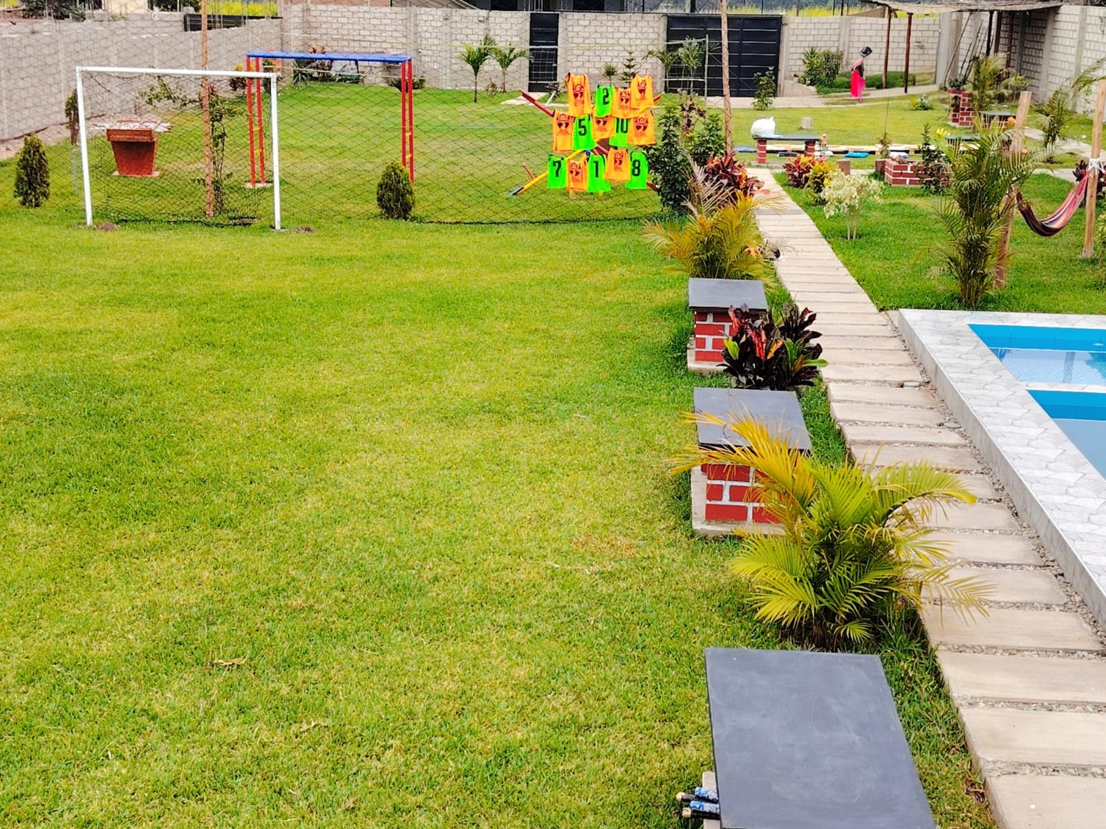 Vista nocturna de la piscina iluminada