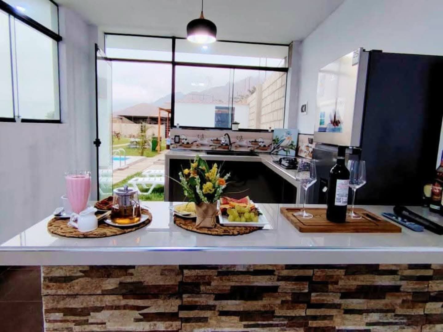 Vista nocturna de la piscina iluminada