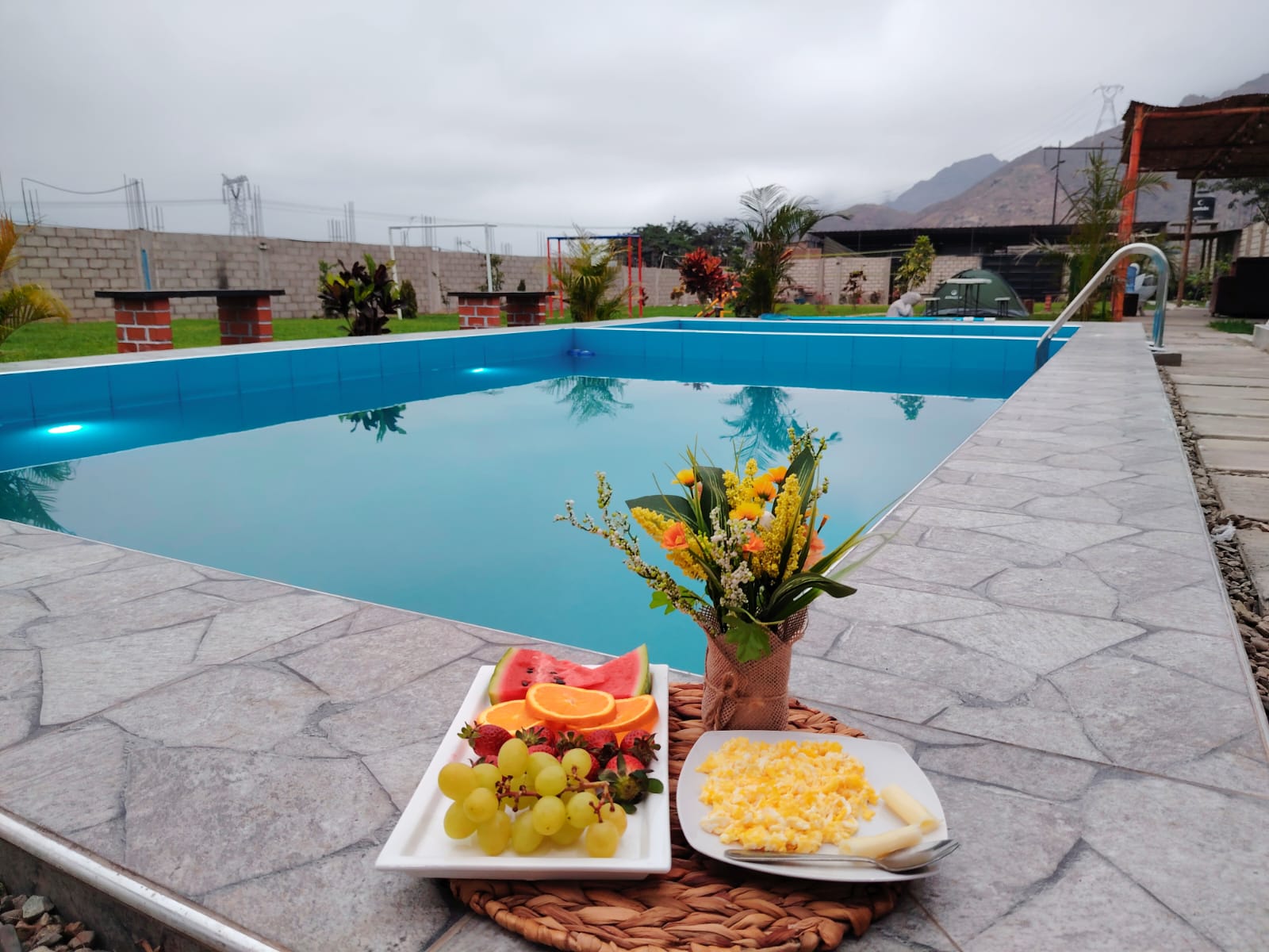 Lumina Casa de Campo - Vista nocturna de la piscina